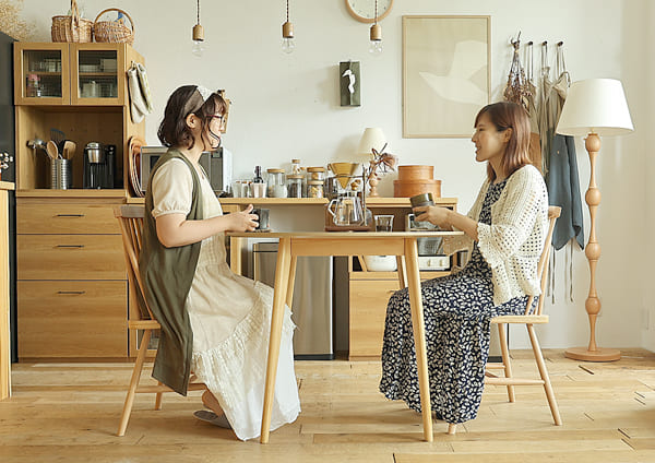 まるでカフェのような、素敵なダイニング。天然木を使用した温かみのあるインテリアでまとめた超正統派ナチュラルダイニングコーディネート。
