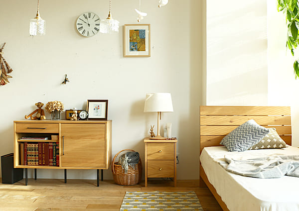照明や木の質感を感じる家具で温もりを。ゆったりくつろげる「ベッドルーム」のコーディネート。

