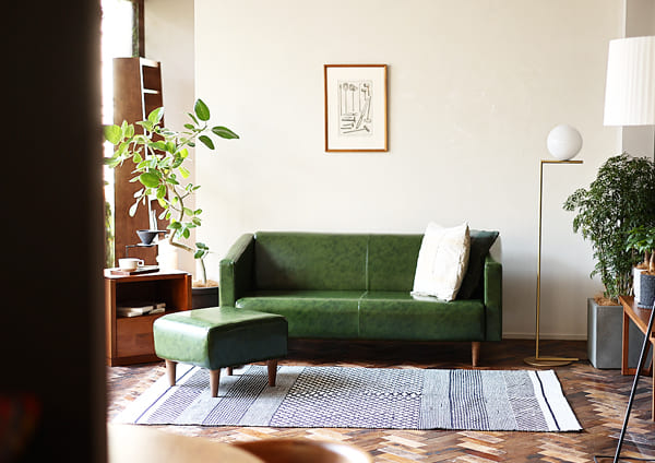 ヴィンテージグリーンのレザーを使用したソファーで、雰囲気のあるヴィンテージライクな空間コーディネートを。
