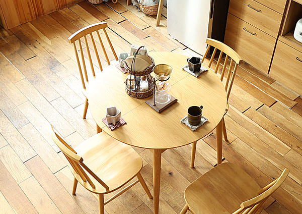 ナチュラルな雰囲気のオーク材を使った伸縮タイプのダイニングテーブルで、空間を北欧モダンスタイルに。
