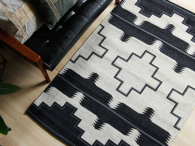 ラグマット NATIVE RUG BLACK｜北欧・ヴィンテージインテリア・家具